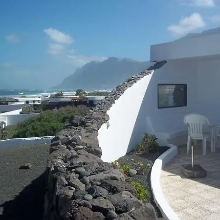 Sleeps 6 Wifi Holiday home Famara